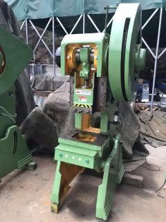 轉(zhuǎn)讓一批準(zhǔn)新機(jī)氣動沖床普通沖床處理